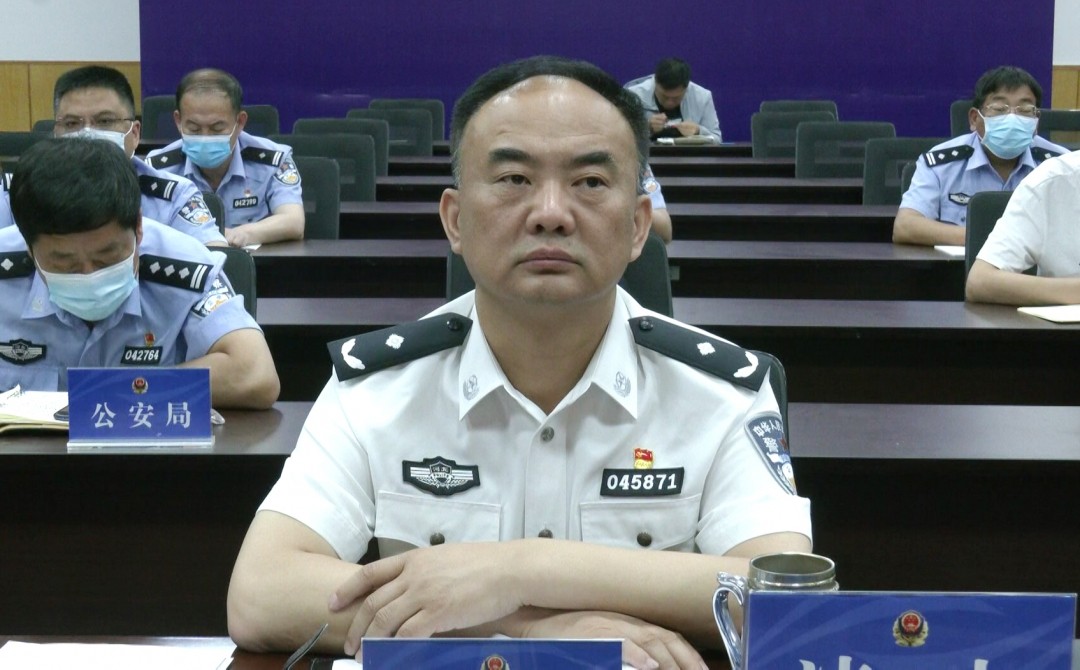 副县长,公安局局长冷振宇和相关部门负责同志在我县分会场收听收看