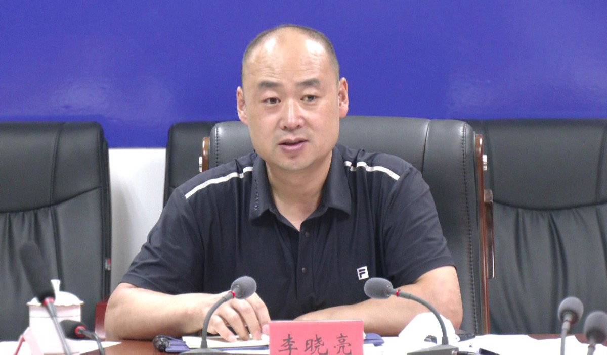 李晓亮要求,各部门,乡镇要将疫苗接种工作视为头等大事,围绕方便群众