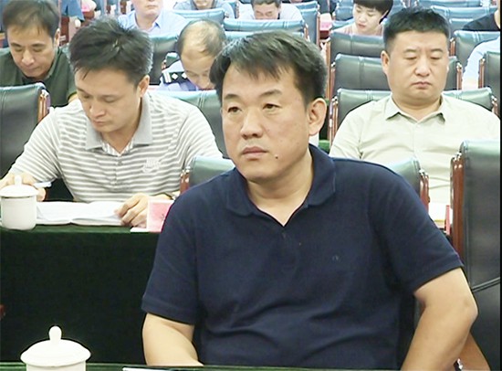 县领导朱明新,肖健,高志民在我县分会场收听收看会议.