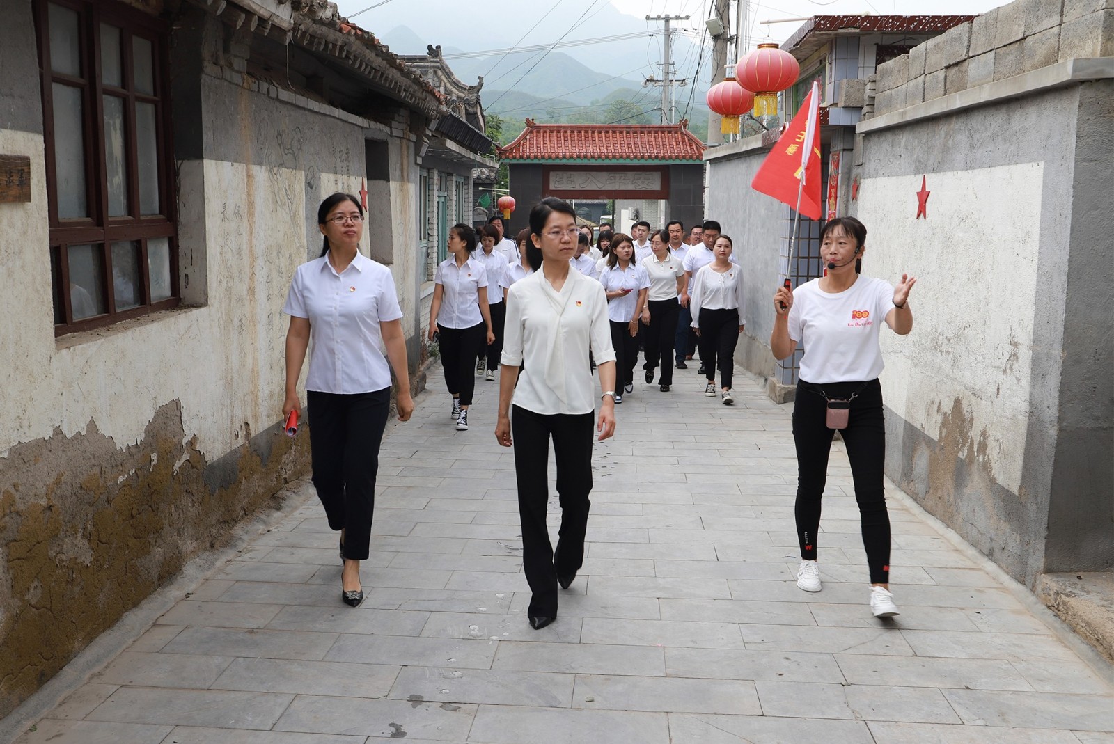 活动结束后,县领导赵胜男,于凤书还和新党员代表们共同参观了山南村