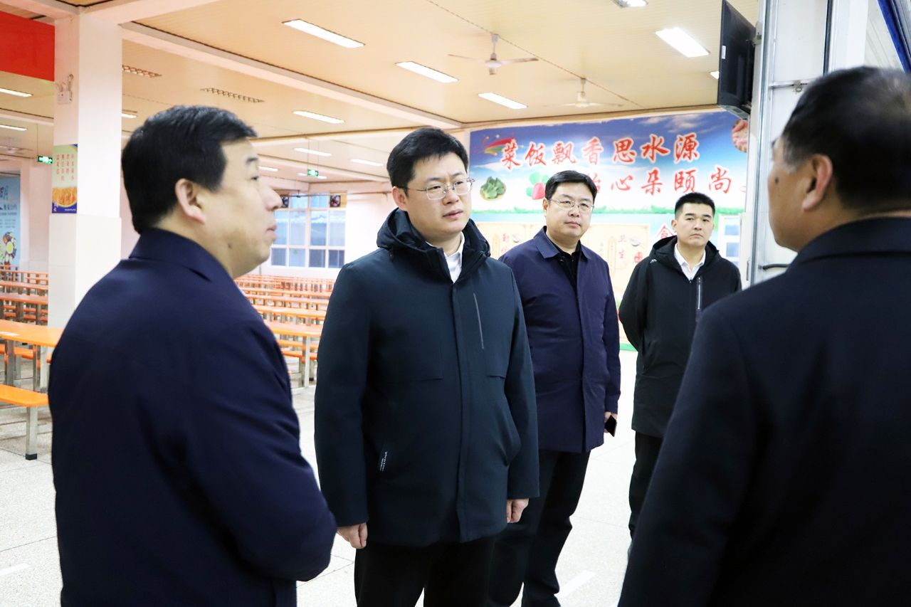 吴磊先后到河北祖冲之中学,波峰中学进行调研,深入食堂,宿舍等地,实地